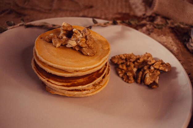 Une pile de crêpes aux noix au sirop