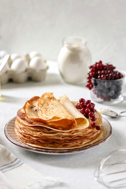 Une pile de crêpes avec des baies sur le dessus