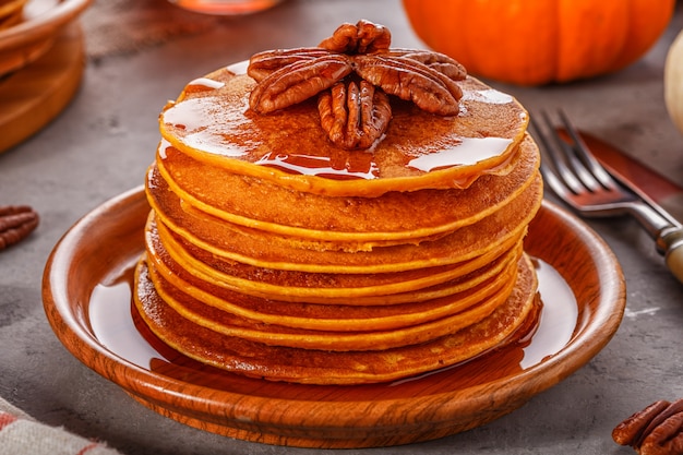 Pile de crêpes à la citrouille avec pacanes et sirop d'érable