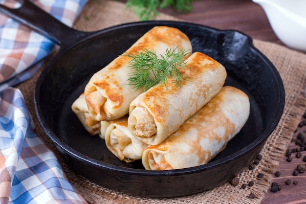 Pile de crêpes classiques sur une assiette entourée d'ingrédients