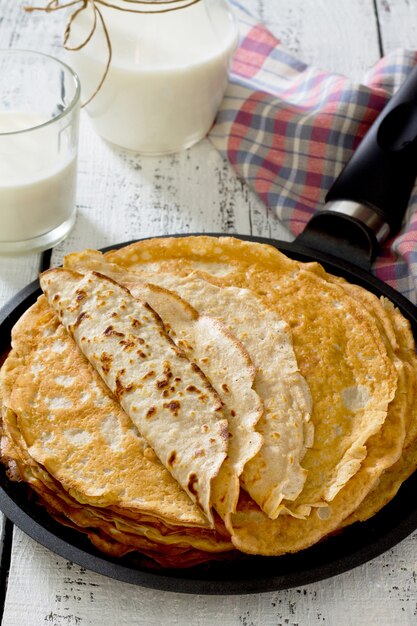 Photo une pile de crêpes dans une poêle