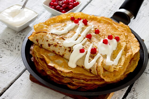 Une pile de crêpes dans une poêle