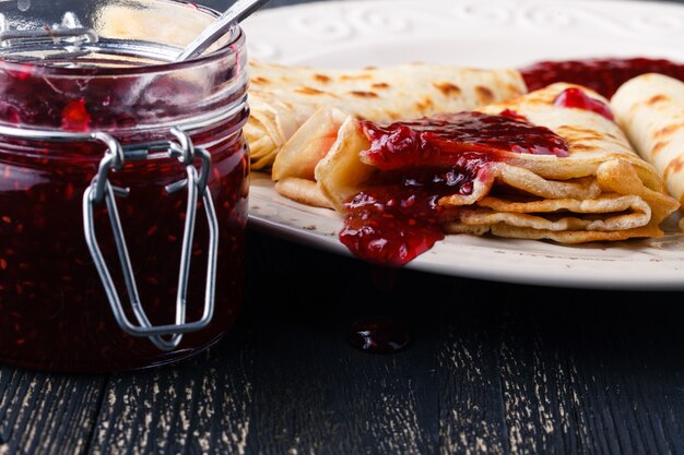 Pile de crêpes fines (bliny) ou de crêpes à la framboise et à la crème sure. Traditionnel pour la semaine des crêpes russes