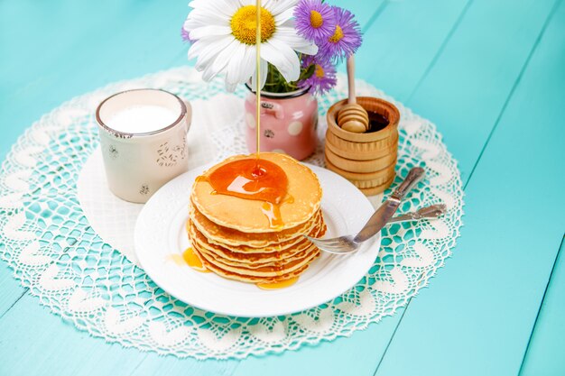 Pile de crêpes sur fond de bois