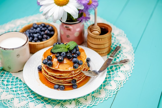 Pile de crêpes sur fond de bois