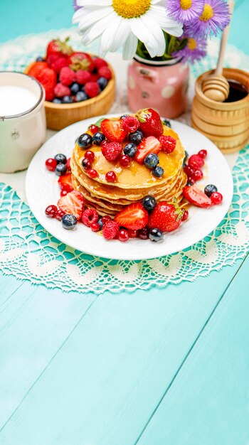 Pile de crêpes sur fond de bois