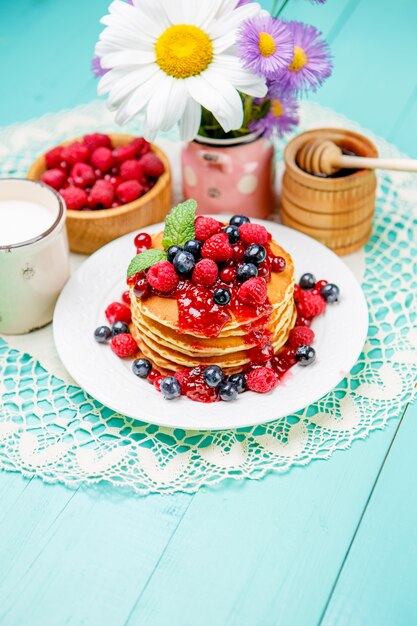 Pile de crêpes sur fond de bois