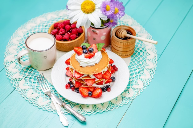 Pile de crêpes sur fond de bois