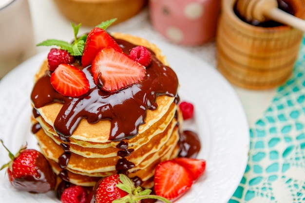 Pile de crêpes sur fond de bois