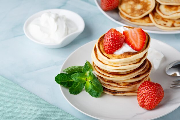 Pile de crêpes à la fraise fraîche