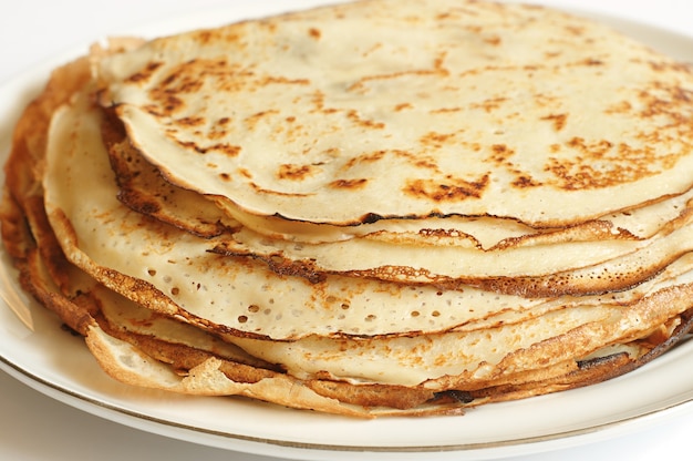 Pile de crêpes sur gros plan sur fond blanc