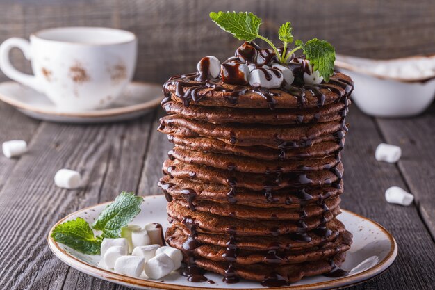 Pile de crêpes à la guimauve et au sirop de chocolat.