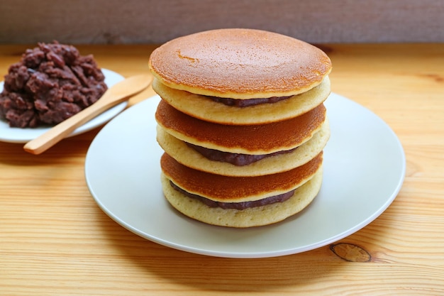 Une pile de crêpes japonaises Dorayaki remplies de pâte de haricots Azuki appelée Anko