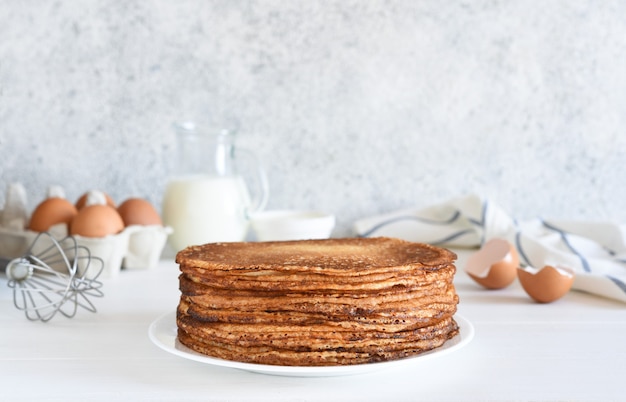 Une pile de crêpes minces