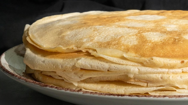 Photo une pile de crêpes avec le mot crêpes dessus