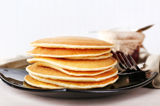 Pile de crêpes sur plaque sur table