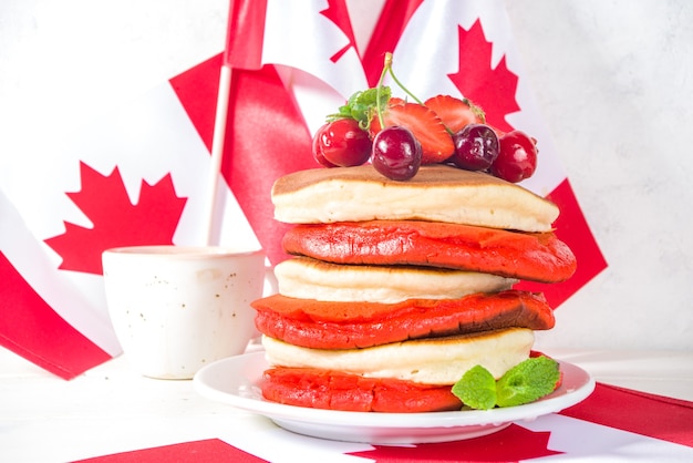 pile de crêpes rouges et blanches avec décoration créative en feuille d'érable, idée pour la fête du canada