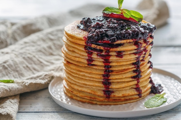 Pile de crêpes avec sauce aux baies