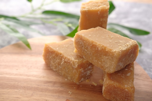 Pile de cube de sucre de canne traditionnel jaggery sur table