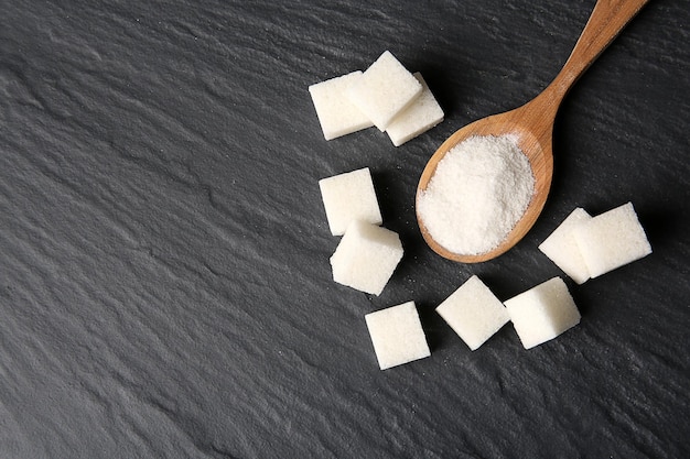 Une pile de cubes de sucre sur la table