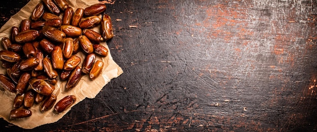 Une pile de dates sur papier sur la table