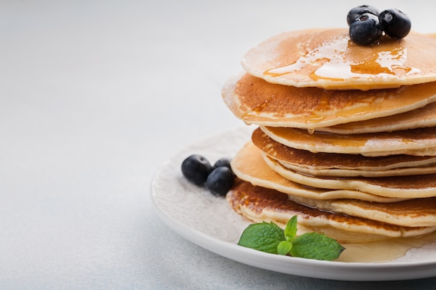 Une pile de délicieuses crêpes au miel.