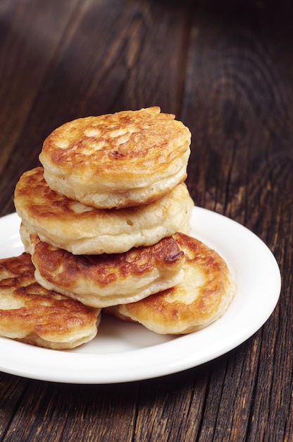 Pile de délicieuses crêpes sur une vieille table en bois