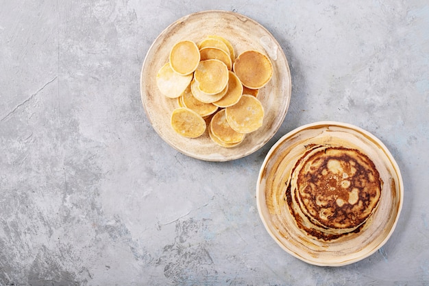 Photo pile de délicieuses mini crêpes sur plaque