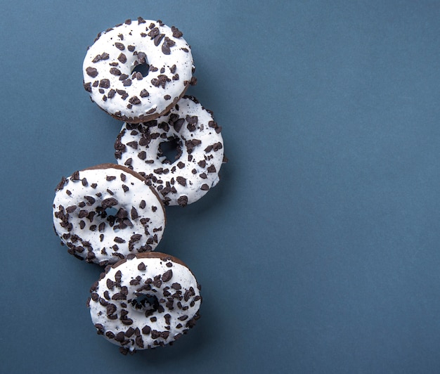 Pile de délicieux beignets glacés au chocolat