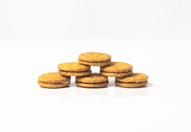 Pile de délicieux biscuit crème cercle isolé