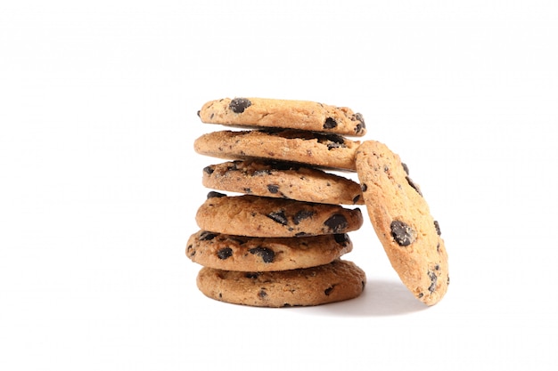 Pile de délicieux biscuits aux brisures de chocolat sur fond blanc