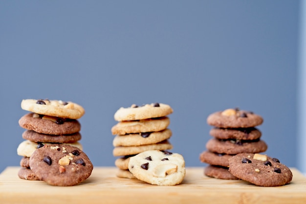 Pile de délicieux biscuits aux pépites de chocolat, trois rangées de délicieux biscuits faits maison