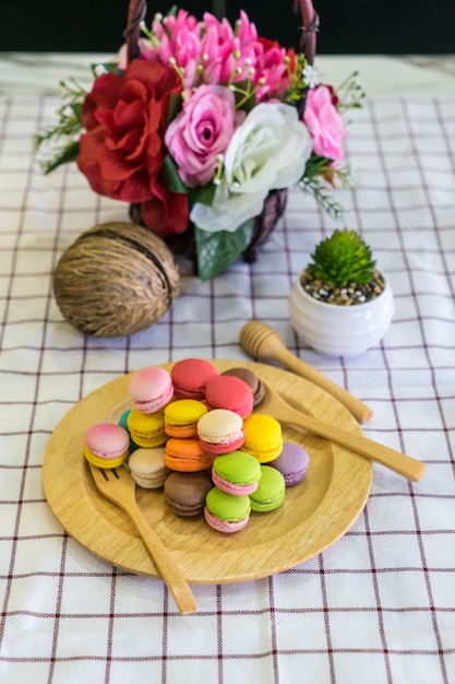 Pile de dessert macaron sur une plaque en bois