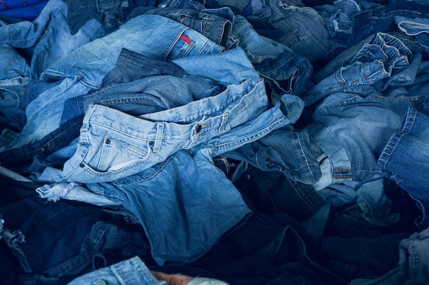 Pile de différentes nuances de bleu jeans Pile Blue denim jeans texture banner Toile denim fashion texture