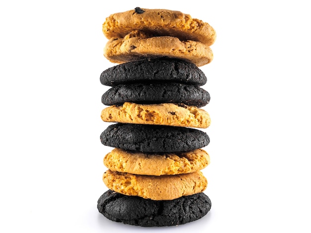 Une pile de différents cookies isolé sur blanc