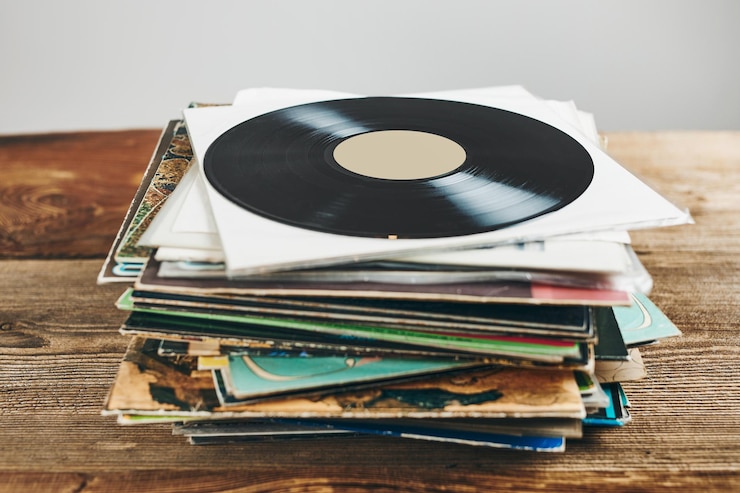 Photo une pile de disques vinyles écoutant de la musique d'un disque lp jouant de la musiques de disques analogiques vintage