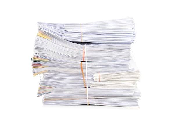 Pile de documents isolé sur fond blanc