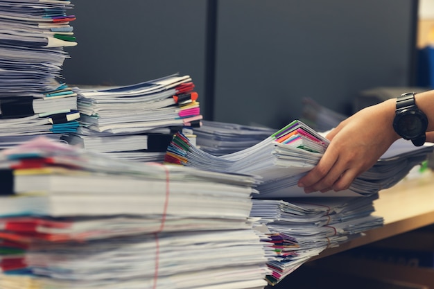 Pile de documents non finis sur le bureau