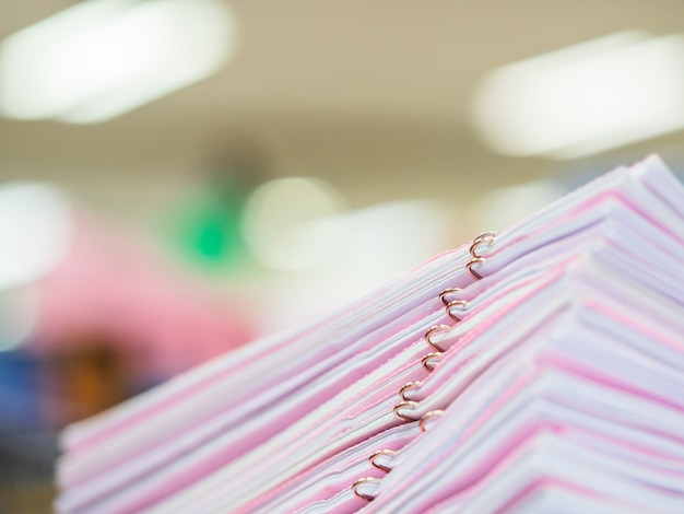 Photo pile de documents sur la table