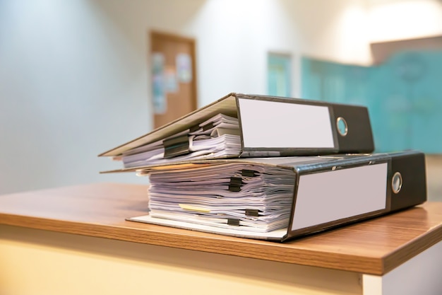 Pile de dossiers de fichiers en gros plan sur le bureau.