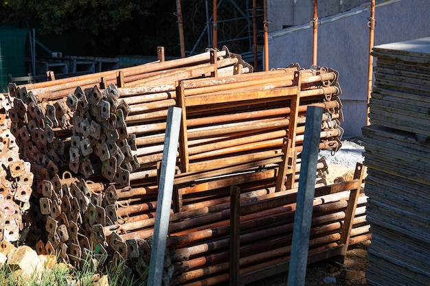 Pile d'entretoises métalliques sur chantier