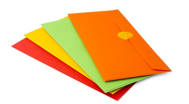 Pile d'enveloppes sur fond blanc