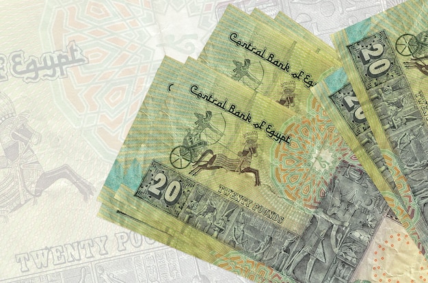 Pile de factures en livres égyptiennes