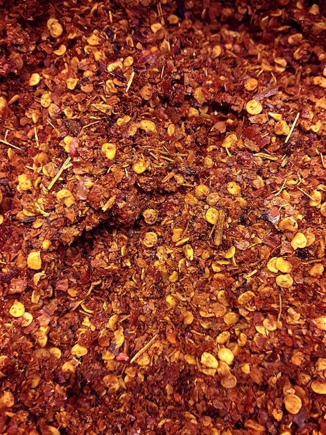 Pile de flocons et de graines de piment rouge séché au poivre de Cayenne écrasé