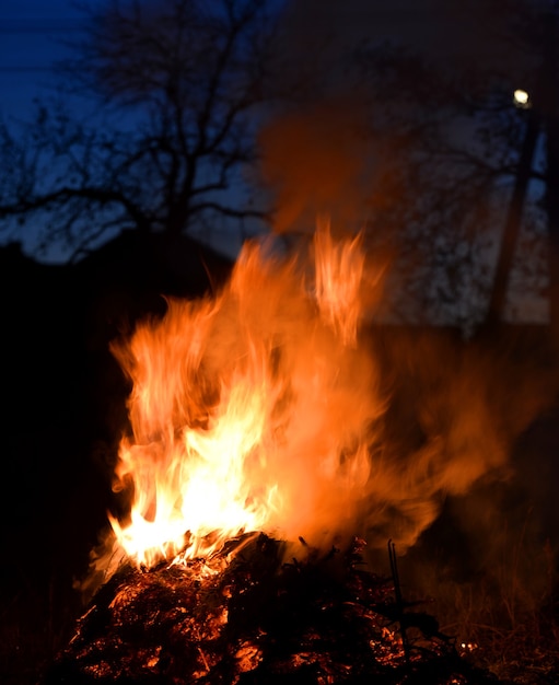 Pile de foin en feu dans le village