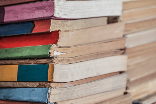 Pile de fond de livres. beaucoup de livres piles