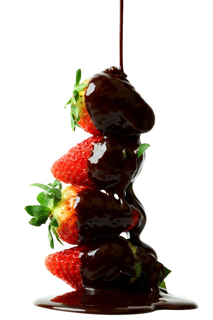 Photo pile de fraises au chocolat isolé sur blanc