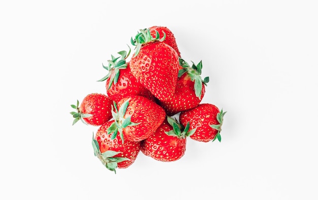 Pile de fraises isolé sur blanc Fruits des bois