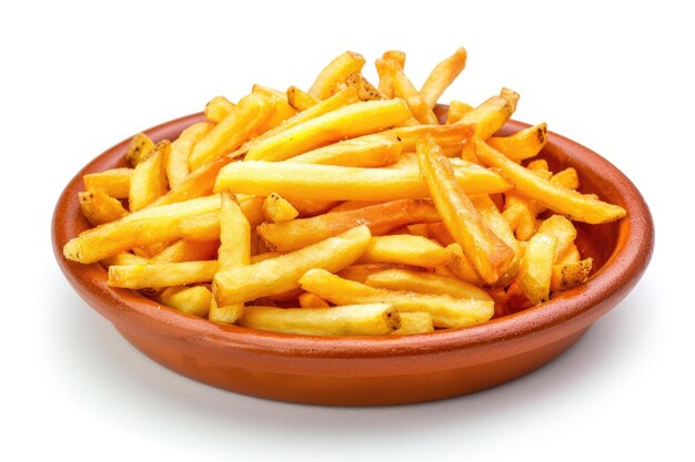 Une pile de frites sur fond blanc