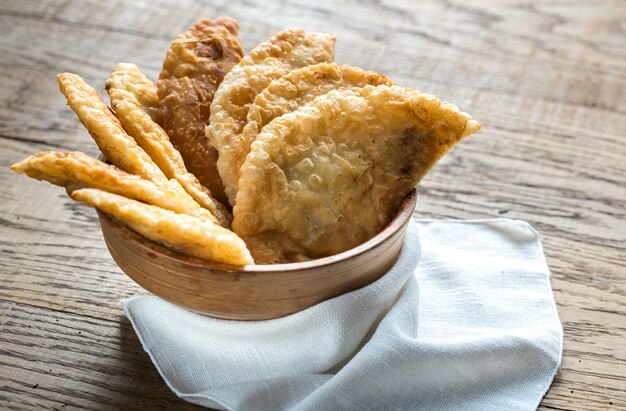 Pile de galettes de viande dans le bol